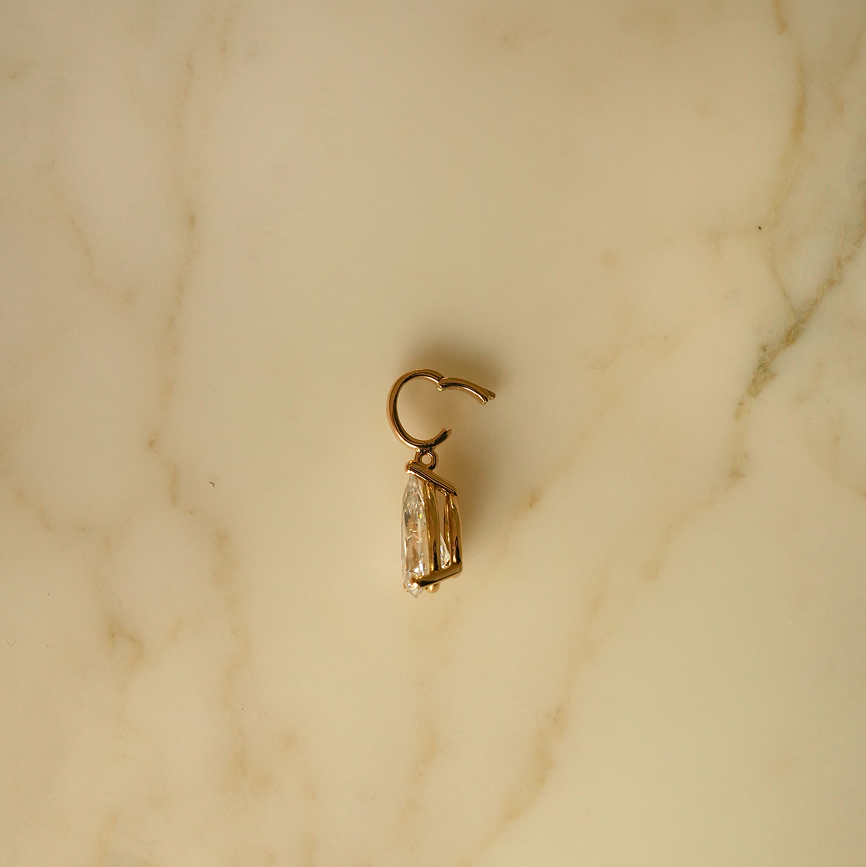 Pear Pendant, 4.10 ct, yellow gold