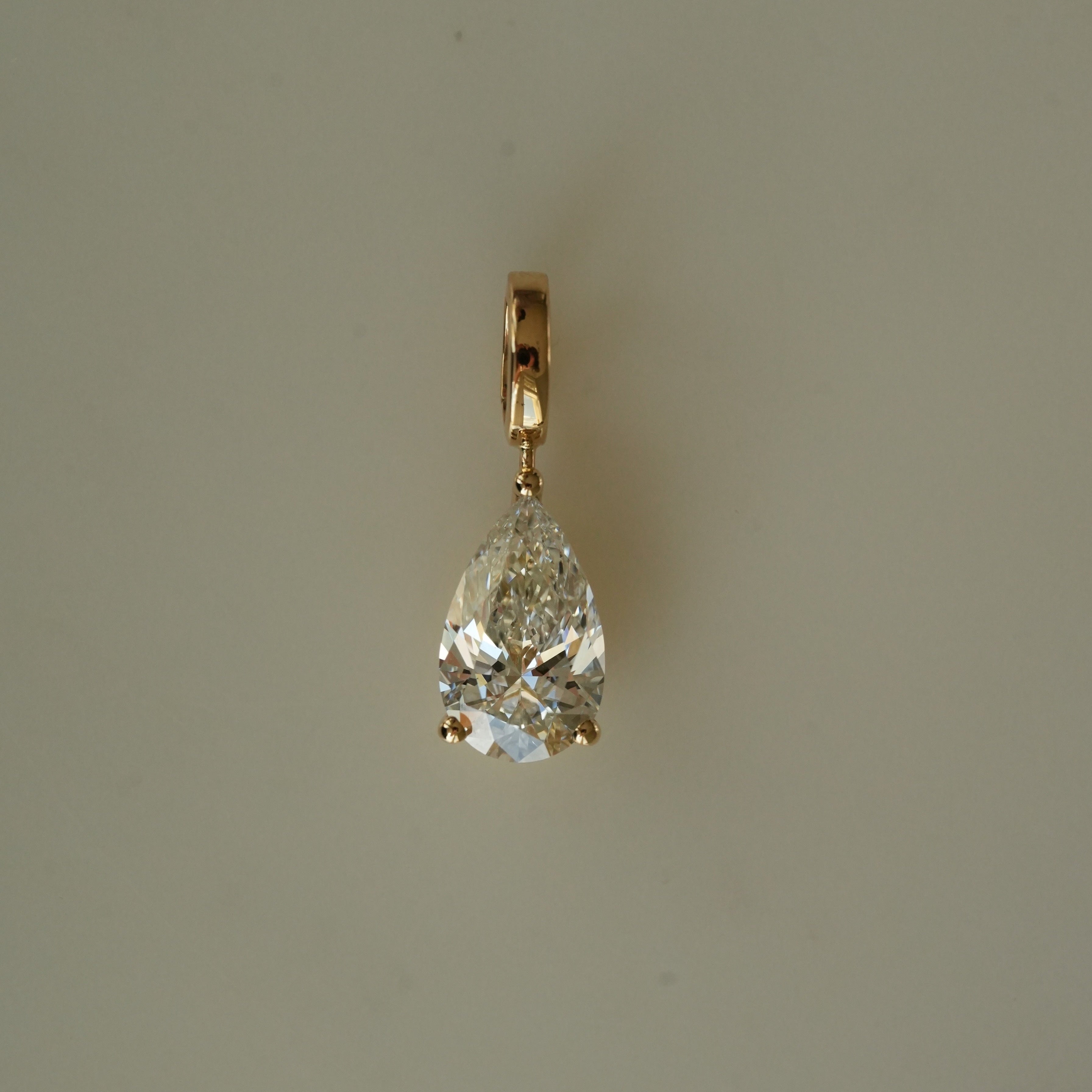 Pear Pendant, 4.10 ct, yellow gold