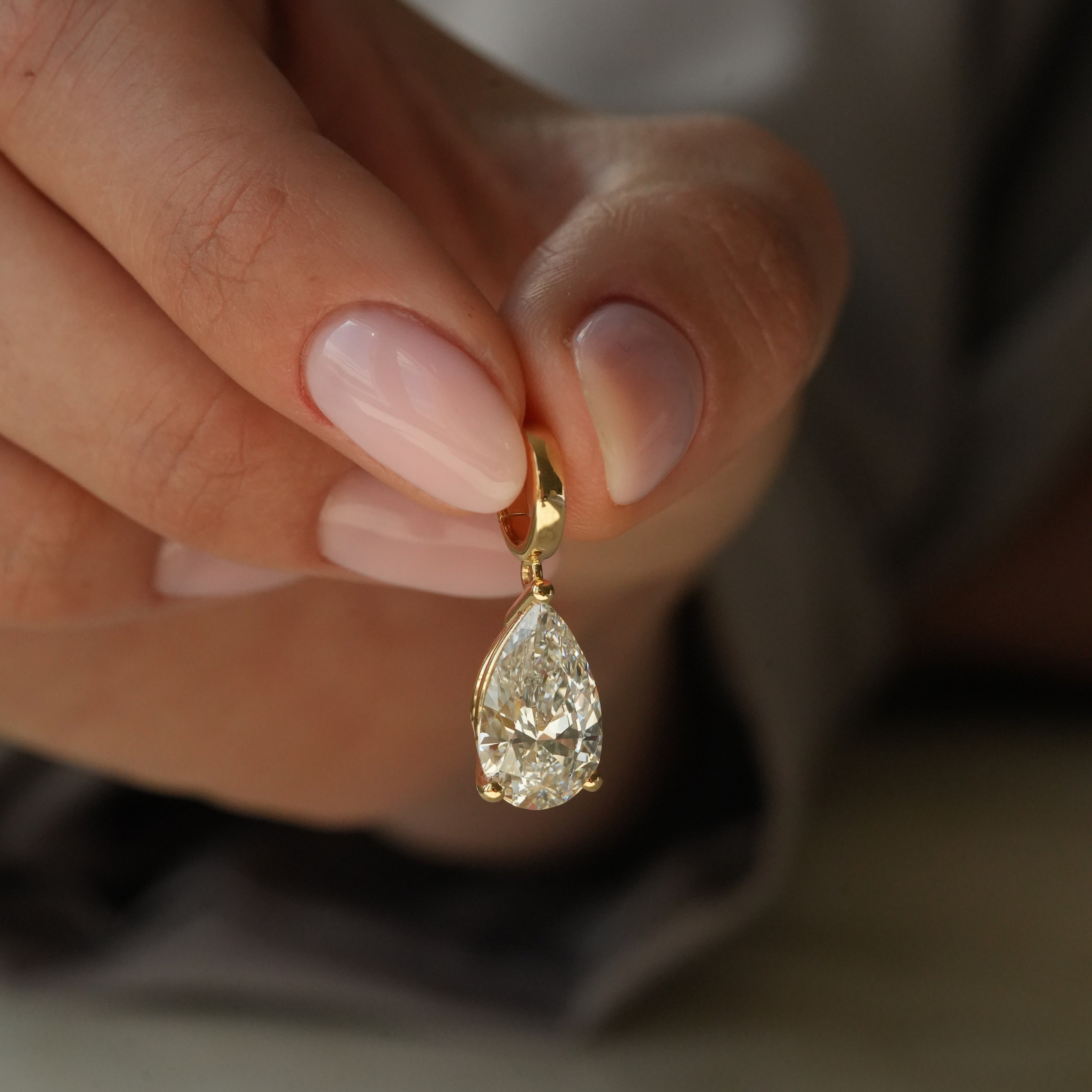 Pear Pendant, 4.10 ct, yellow gold