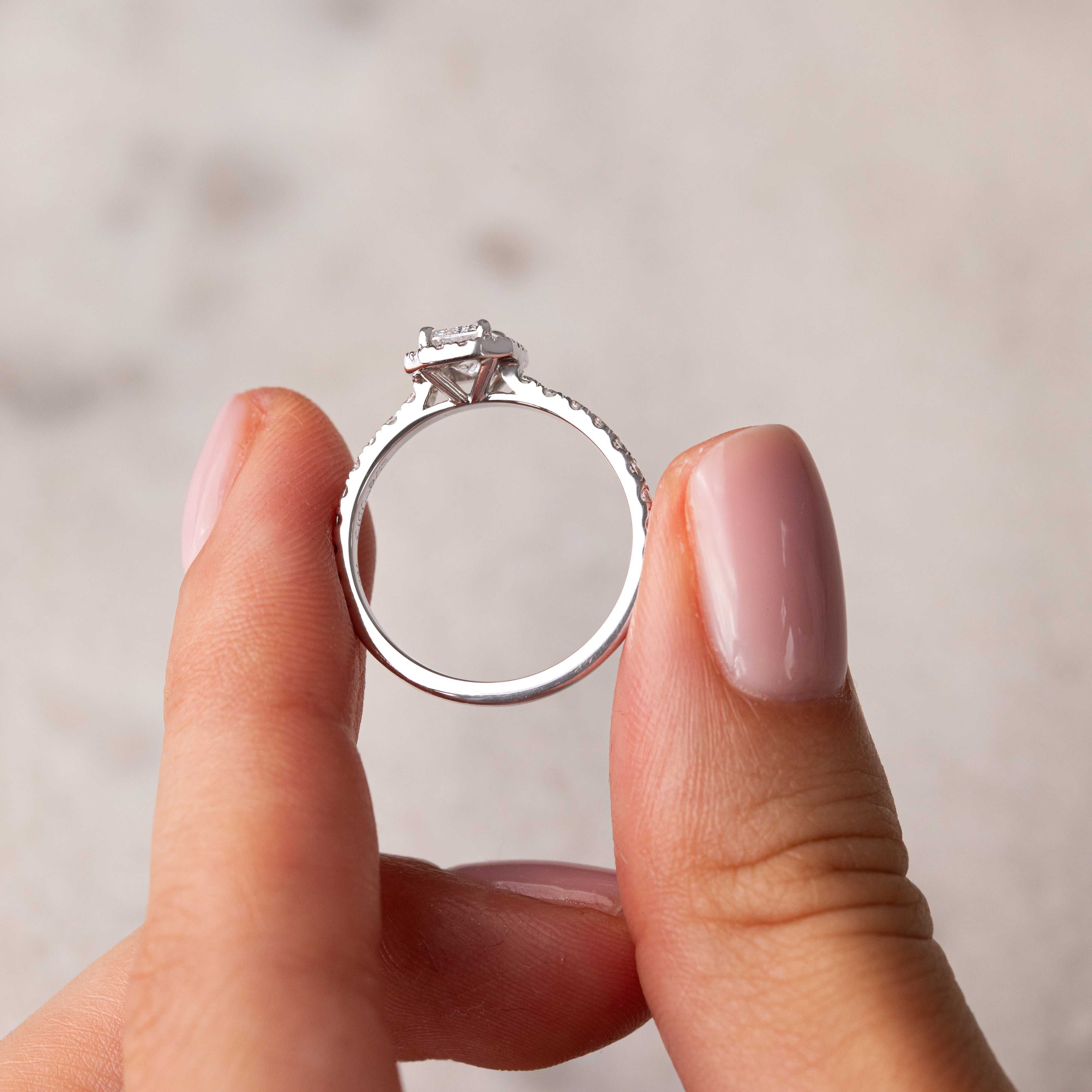 BEAU 0.71 ct, size 54, white gold