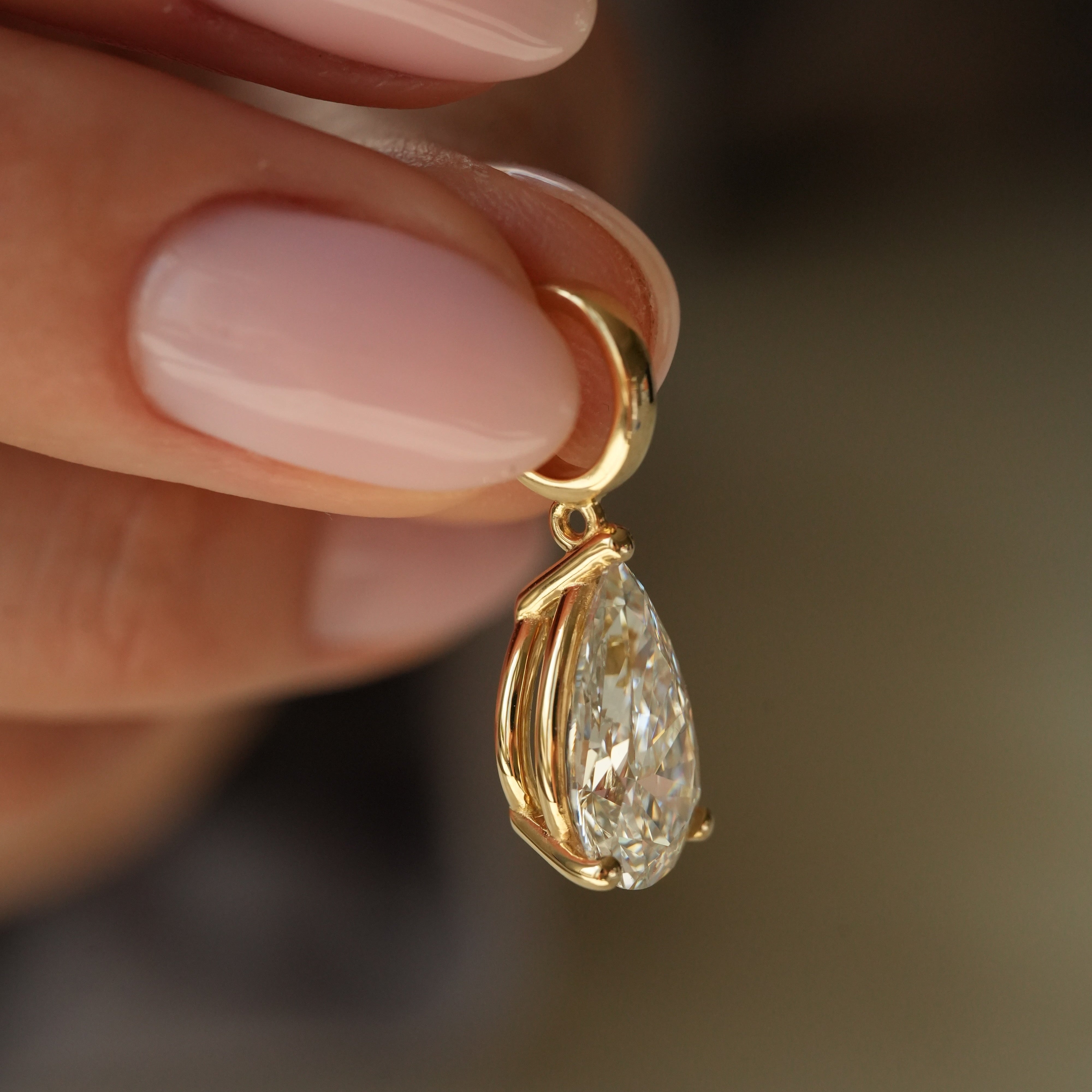 Pear Pendant, 4.10 ct, yellow gold