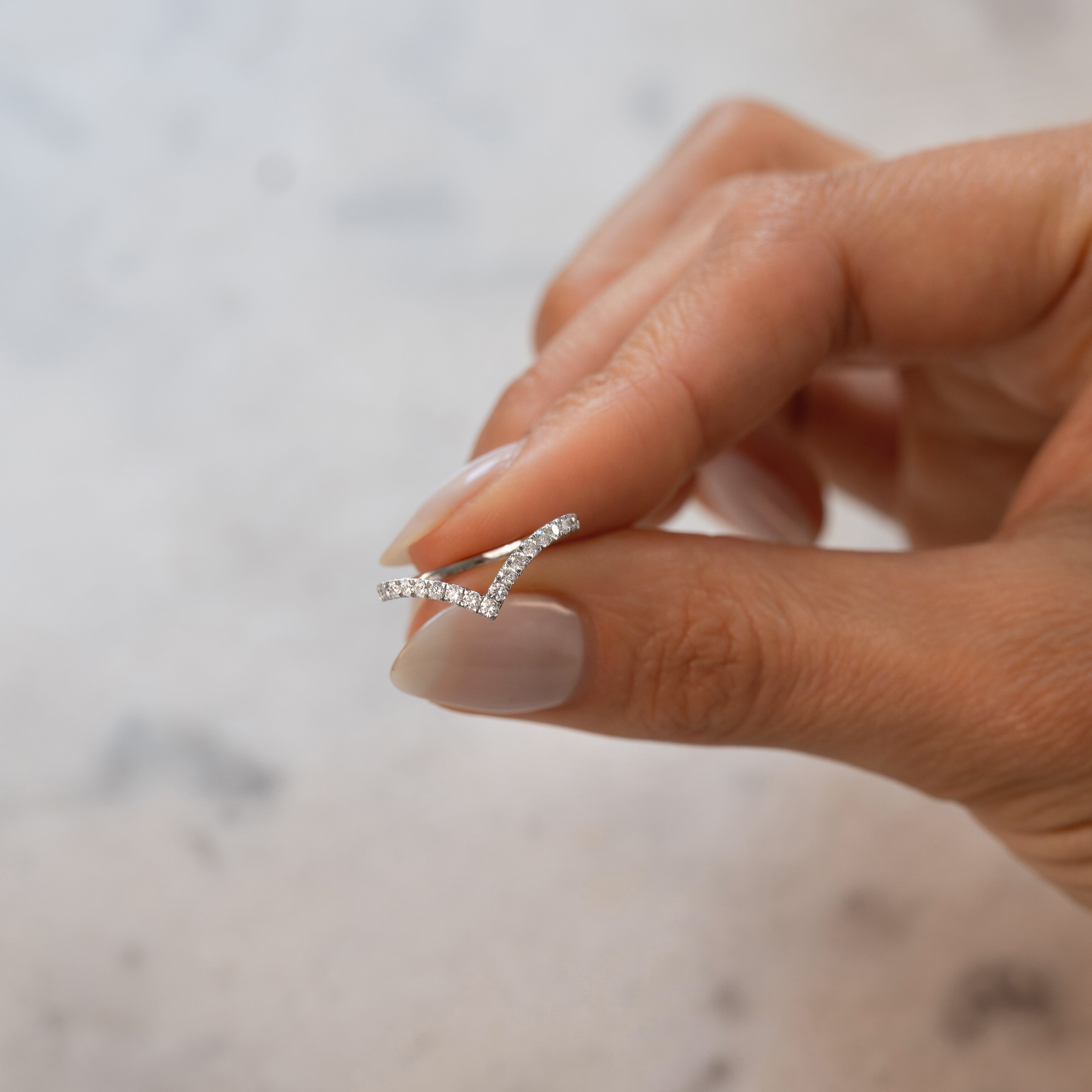 V-Ring, 18 K white gold, size 53