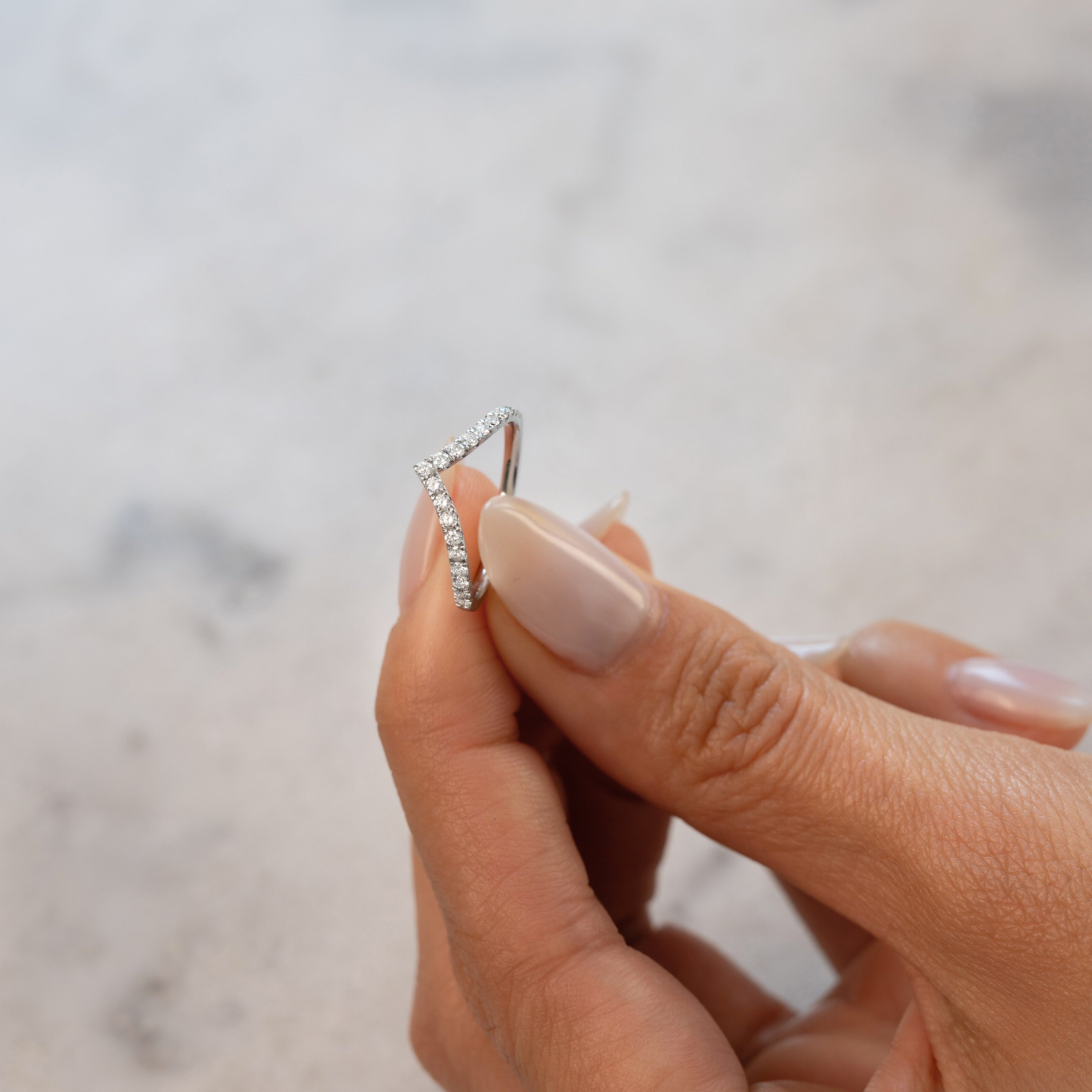 V-Ring, 18 K white gold, size 53