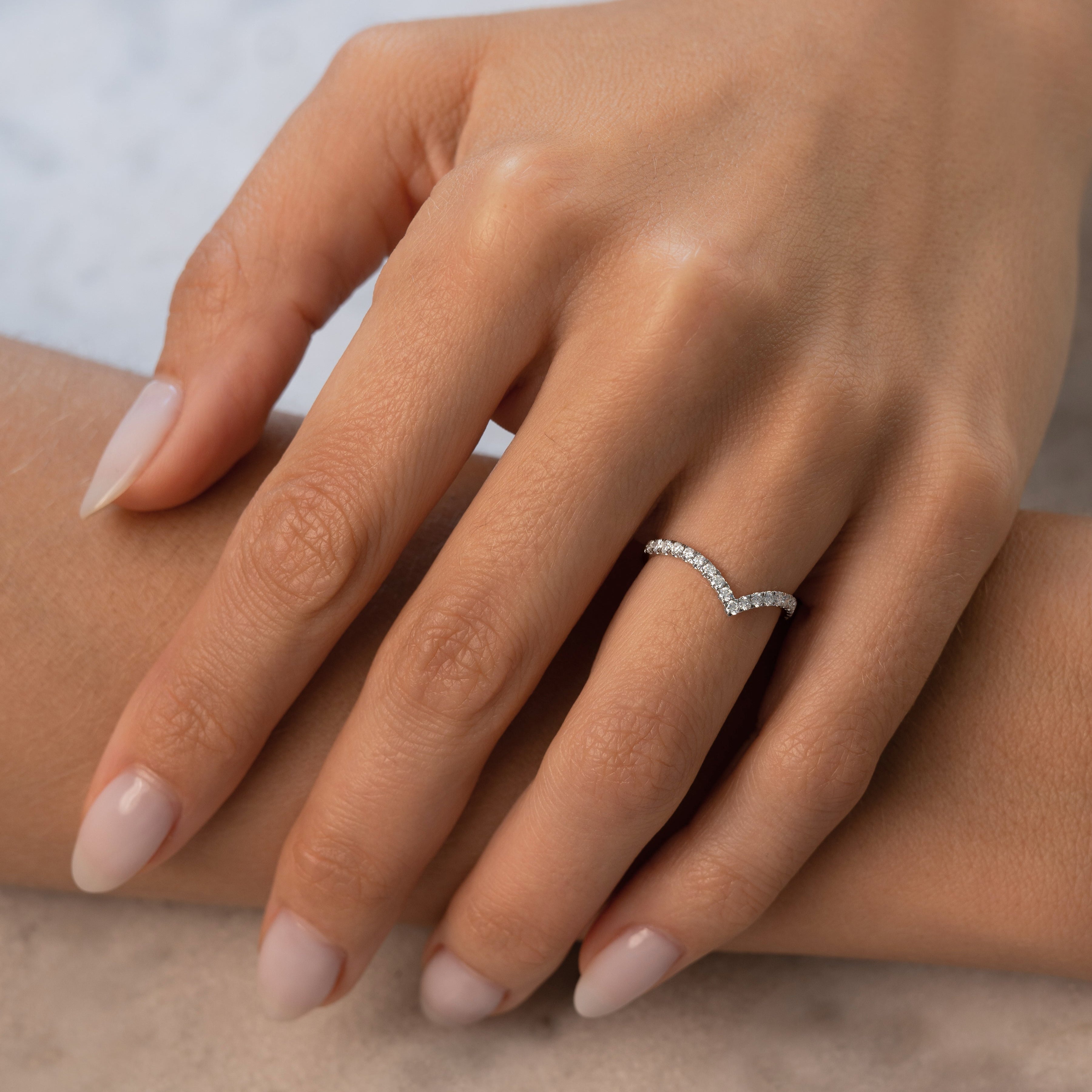 V-Ring, 18 K white gold, size 53